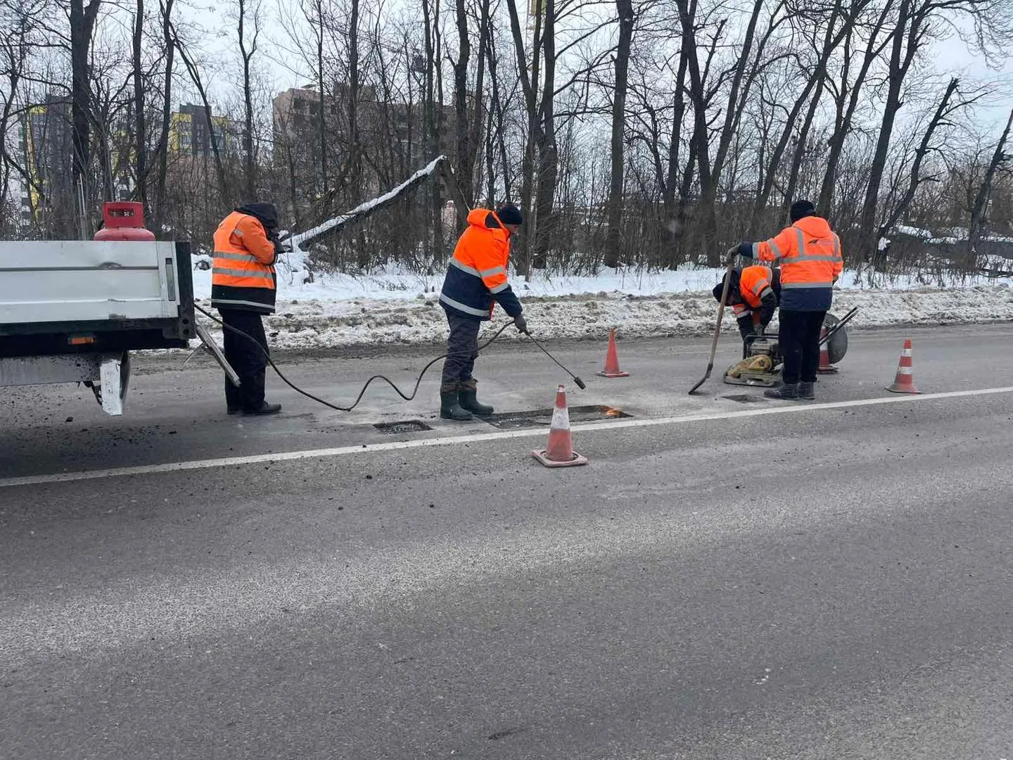 На Тернопільщині ліквідовують аварійну ямковість на ключових автошляхах