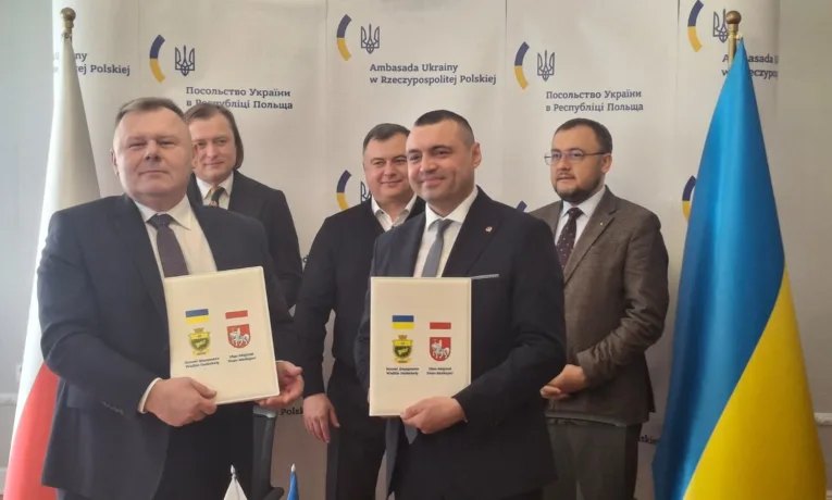 У Польщі підписали договір про співпрацю між Великодедеркальською громадою та гміною Улян-Майорат