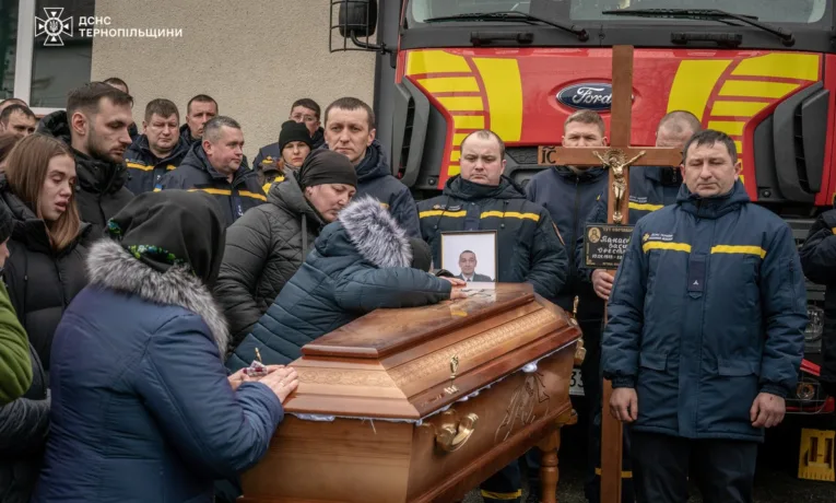 У Підгайцях попрощалися з рятувальниками Василем Танасишиним та Романом Гнатівим, які загинули в ДТП