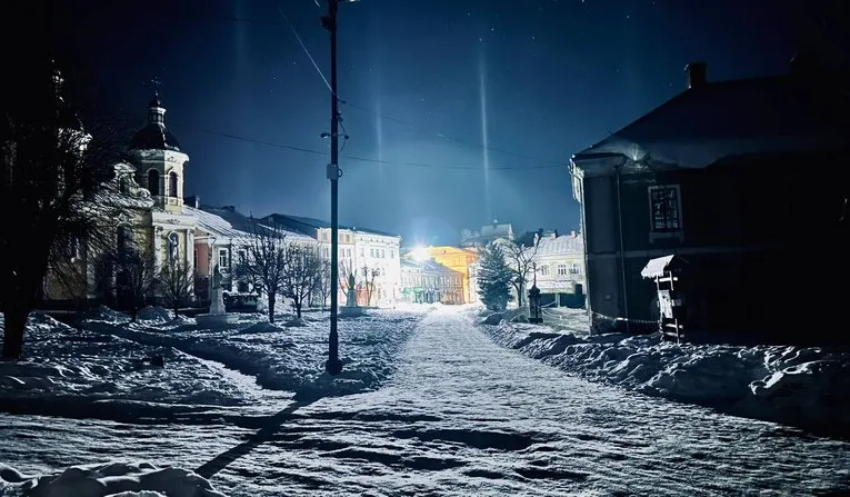 Над Тернопільщиною з’явилися загадкові “світлові стовпи”: розповідаємо, що це