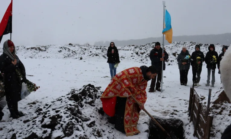 На Тернопільщині у селі Біла перепоховали загиблого воїна Михайла Собка