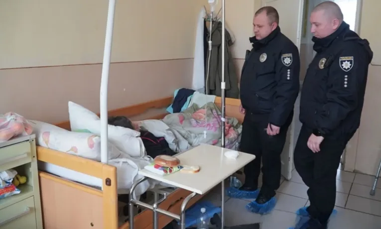 На Тернопільщині жінка замерзала у власній хаті із тваринами. Що робили соцслужби