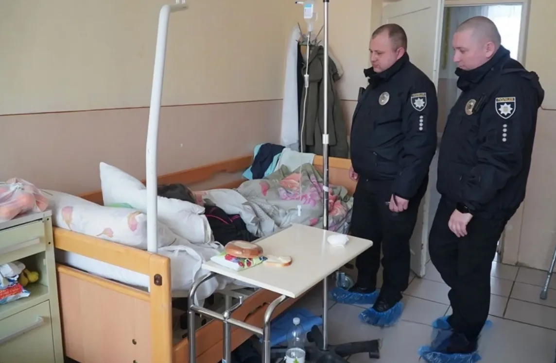 На Тернопільщині жінка замерзала у власній хаті із тваринами. Що робили соцслужби