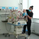 Немовля, знайдене в сумці у під’їзді Тернополя, йде на одужання