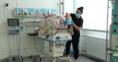 Немовля, знайдене в сумці у під’їзді Тернополя, йде на одужання