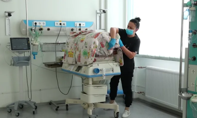 Немовля, знайдене в сумці у під’їзді Тернополя, йде на одужання