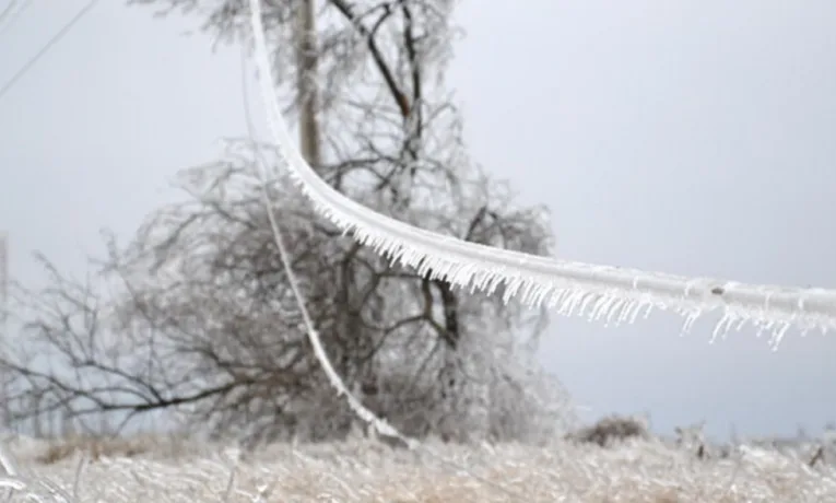 На Тернопільщині масові знеструмлення через обледеніння ЛЕП