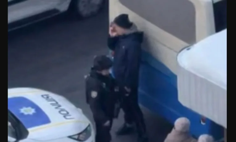 Поліцейські встановлюють обставини конфлікту між пасажирами маршрутки у Тернополі