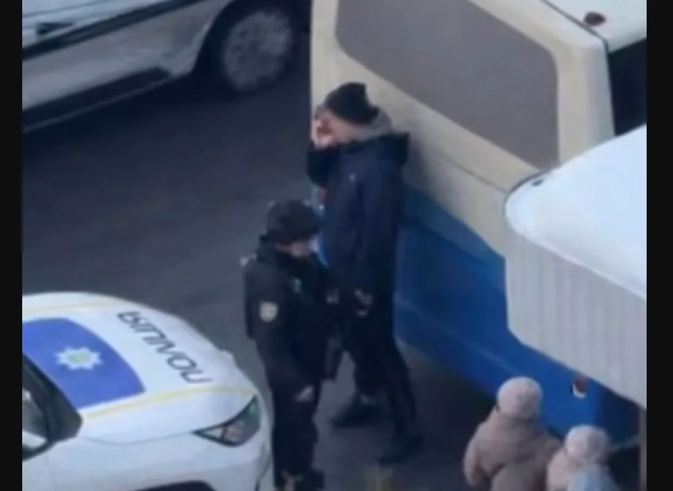 Поліцейські встановлюють обставини конфлікту між пасажирами маршрутки у Тернополі