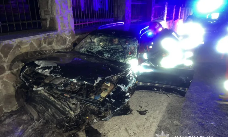 На Тернопільщині п’яний водій на “Ауді” влетів у металеві ворота