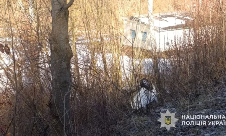 На об’їзній у Кременці знайшли перекинуту Skoda: водія встановлюють