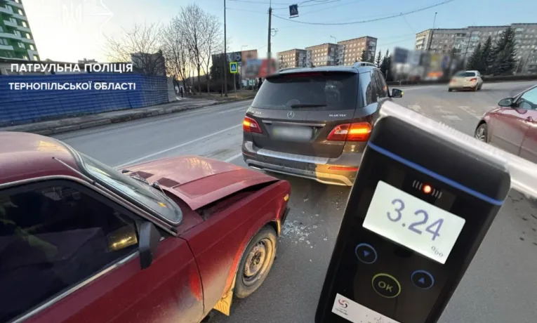 У Тернополі п'яний водій на авто ВАЗ без посвідчення в’їхав у Mercedes