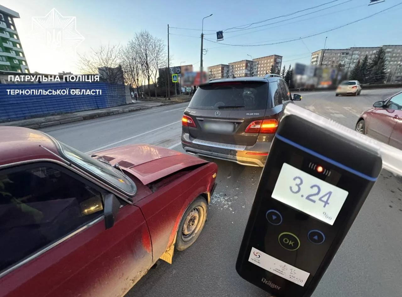 У Тернополі п'яний водій на авто ВАЗ без посвідчення в’їхав у Mercedes