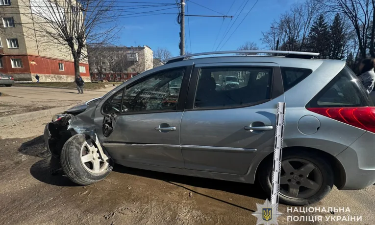 На Злуки 87-річний водій збив жінку і в'їхав у дві автівки