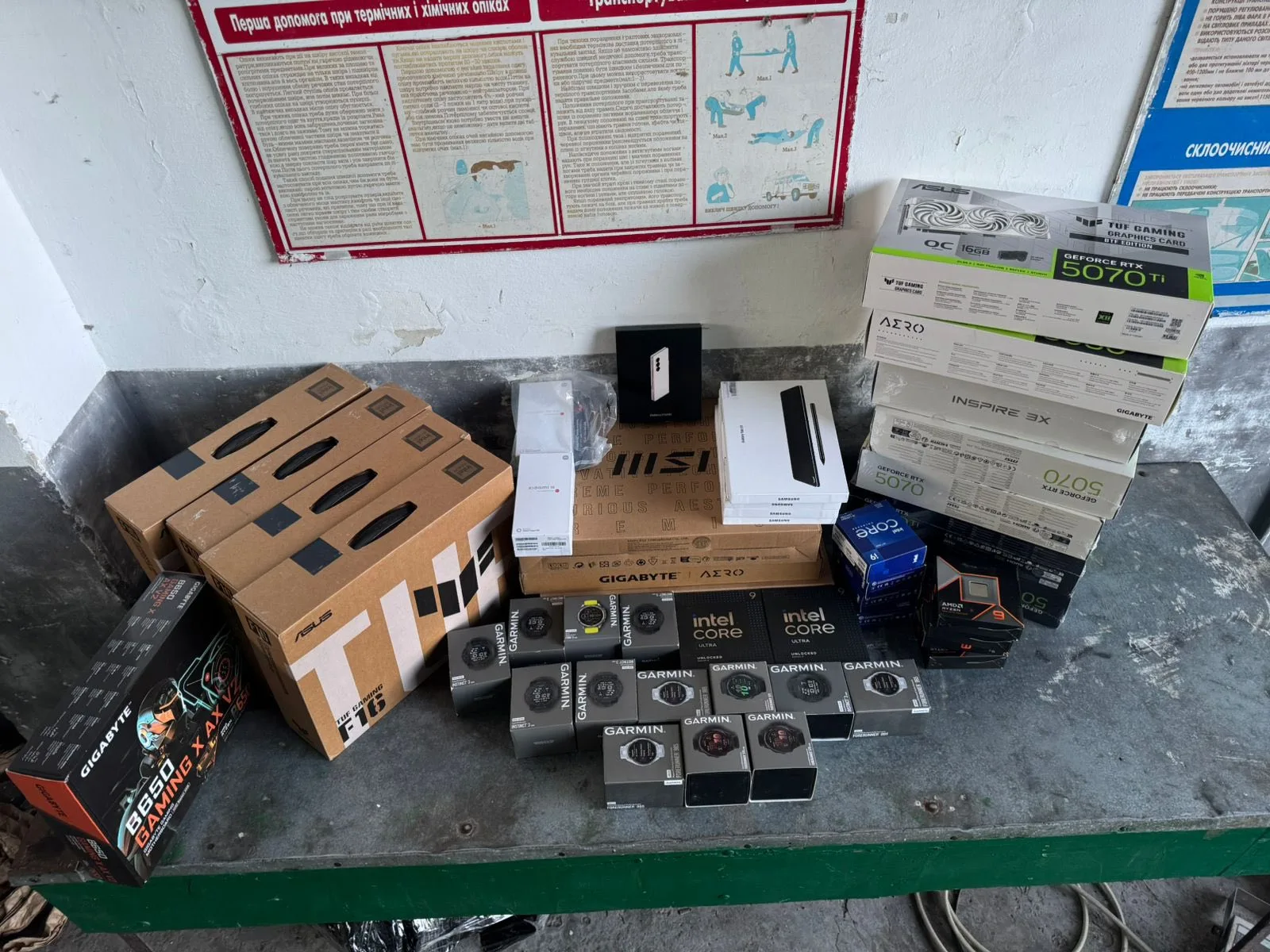 На кордоні в «Шегинях» затримали жителя Тернополя на бусі з технікою на 1,7 млн грн