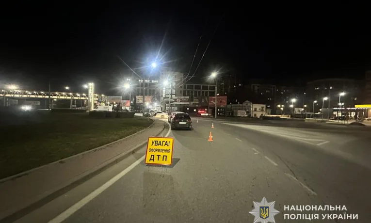 У Тернополі на Збаразькому кільці водій врізався в електроопору