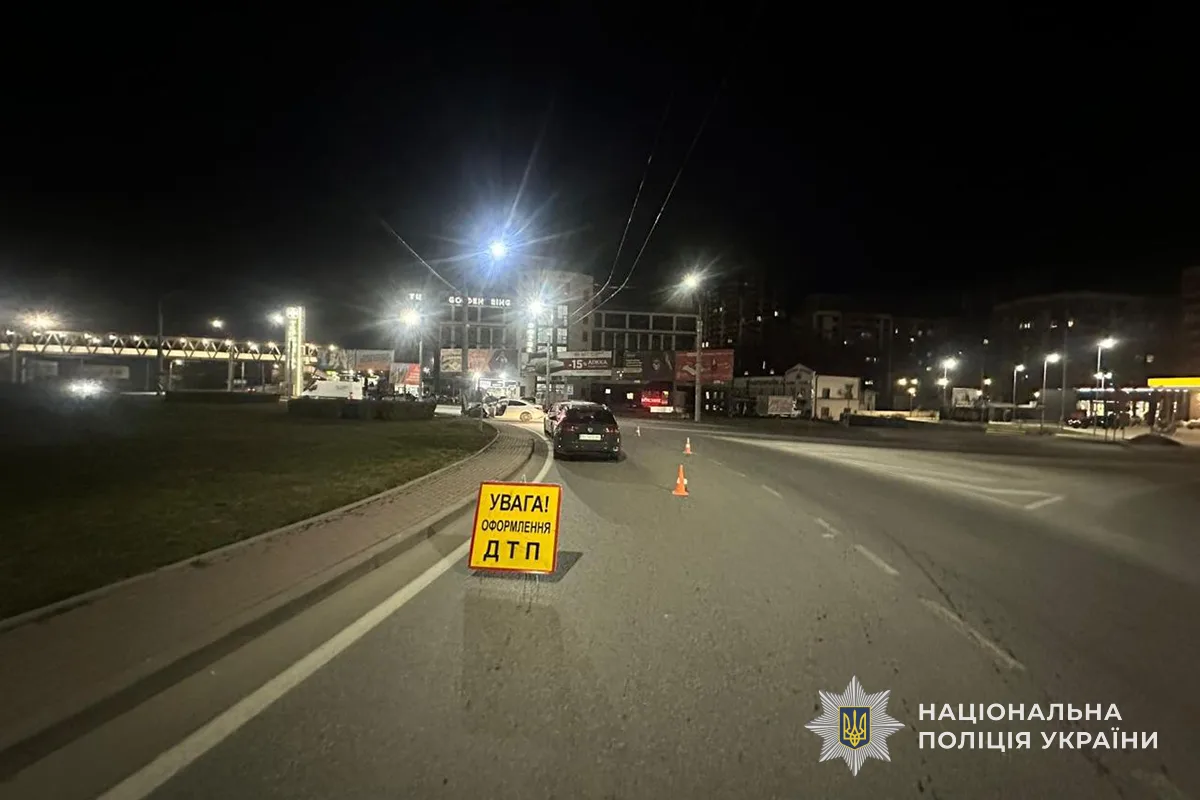 У Тернополі на Збаразькому кільці водій врізався в електроопору