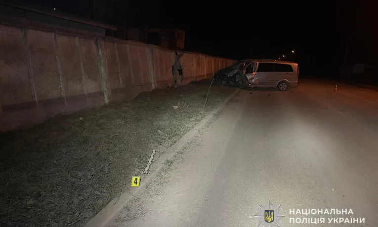 У Гусятині водій на "Мерседесі" заїхав у бетонну огорожу