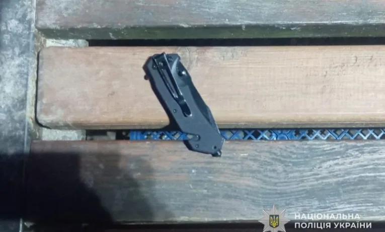 Молодий чоловік під час суперечки дістав ніж і погрожував 18-річному тернополянину