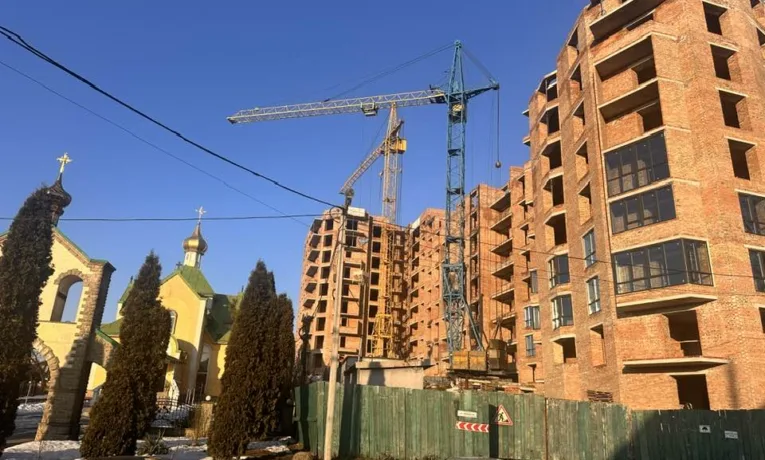 Конфлікт за освячену ділянку в Тернополі: суд став на бік громади, але будівництво триває