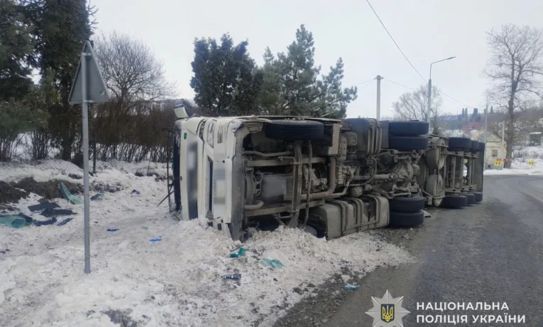 На Тернопільщині перекинулась вантажівка
