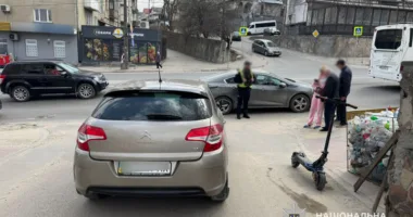 У Тернополі жінка на авто збила двох підлітків на електросамокаті