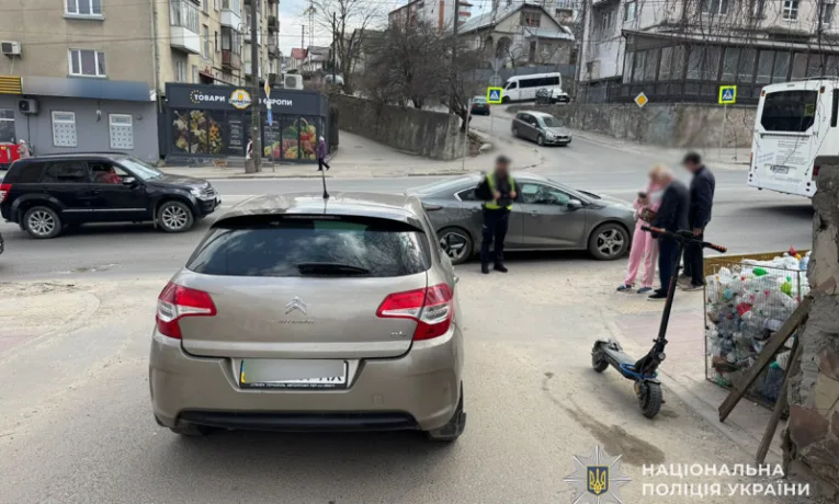 У Тернополі жінка на авто збила двох підлітків на електросамокаті