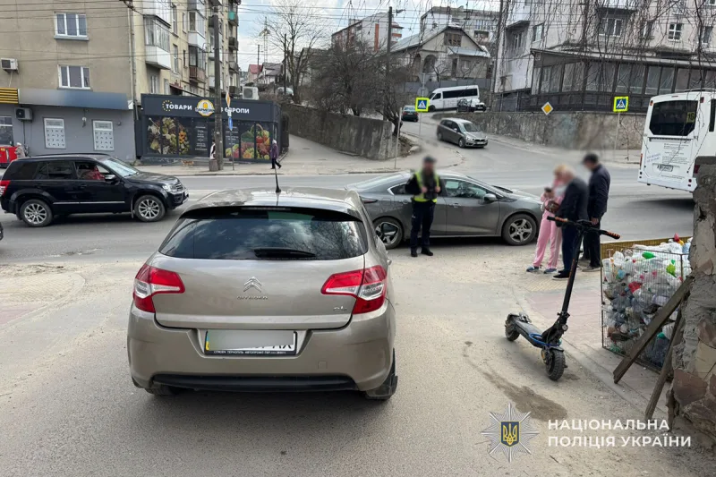 У Тернополі жінка на авто збила двох підлітків на електросамокаті