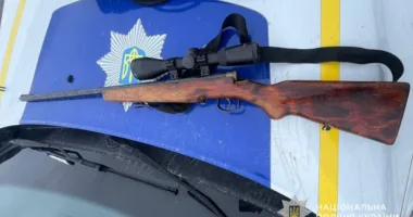 Стрілянина з мікроавтобуса: біля Тернополя затримали озброєних чоловіків