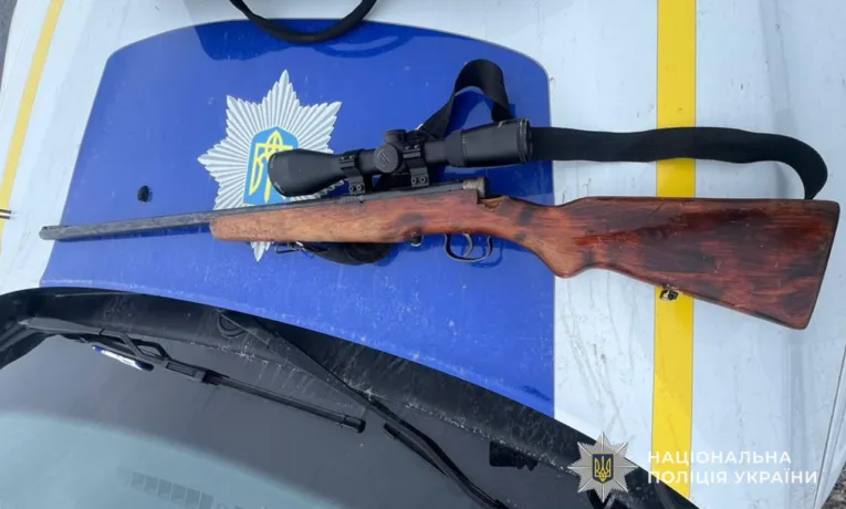 Стрілянина з мікроавтобуса: біля Тернополя затримали озброєних чоловіків