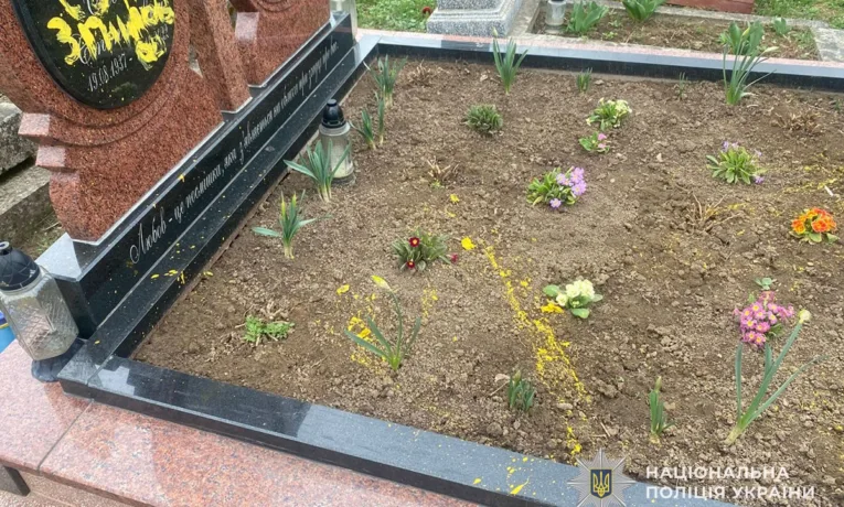 «Помста» мертвій: у Заліщиках чоловік осквернив надгробок через образу з минулого