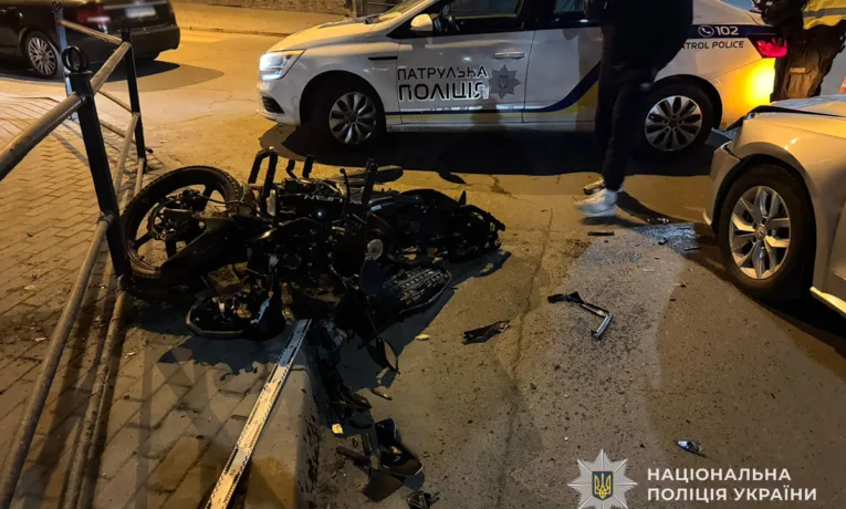 ДТП у Тернополі: водій на легківці зіткнувся із неповнолітнім на мотоциклі