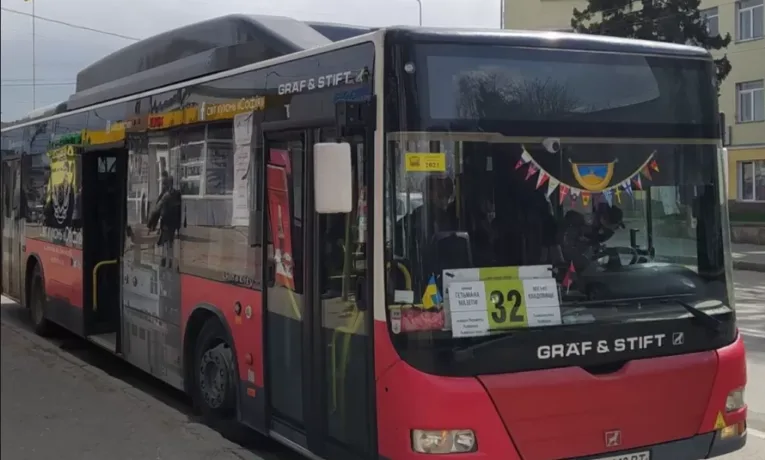 Автобусний маршрут №32, який курсує через міське кладовище, відновлює щоденну роботу