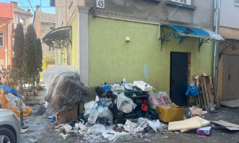 Сміттєзвалище під вікнами