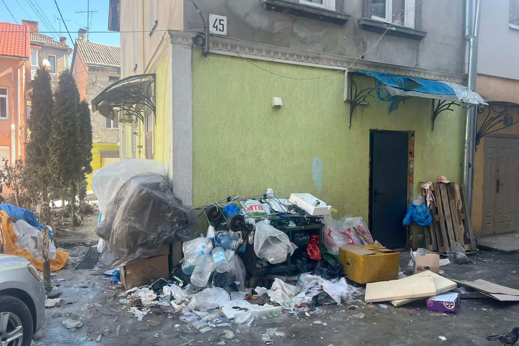 Сміттєзвалище під вікнами