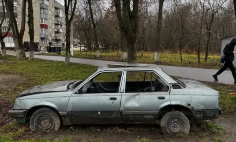 У Тернополі власнику покинутого на Новому Світі автомобіля дали 9 днів, щоб прибрати його