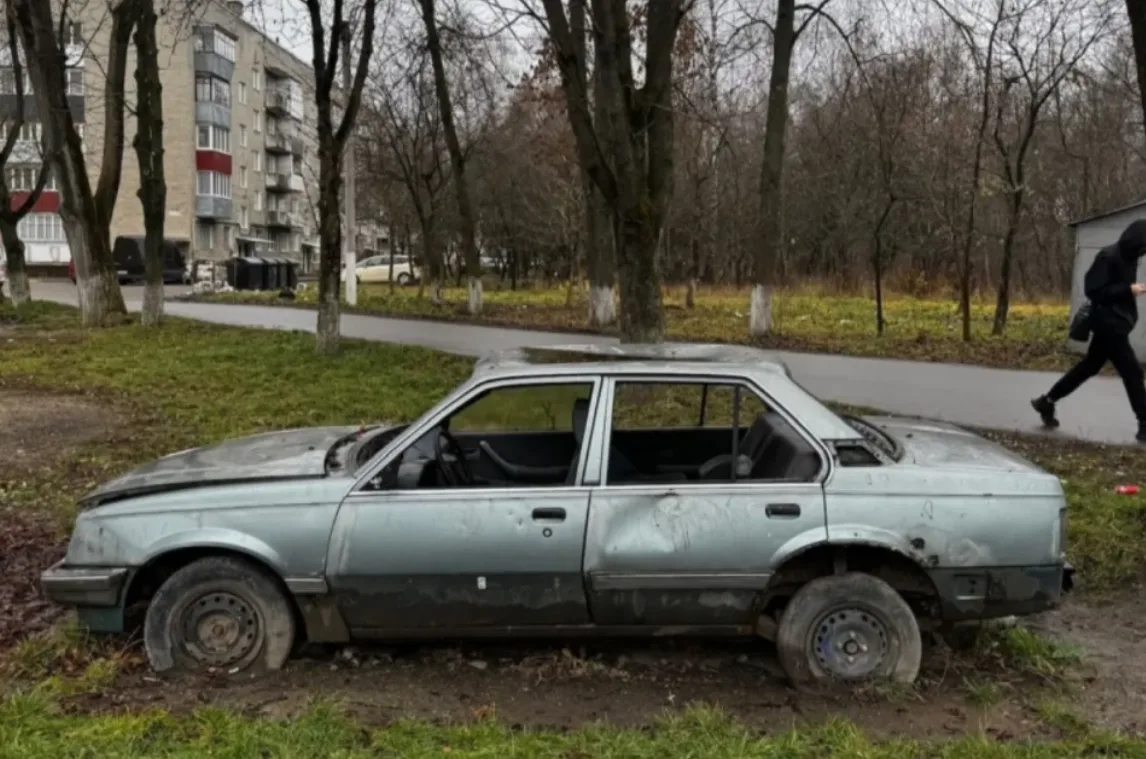 У Тернополі власнику покинутого на Новому Світі автомобіля дали 9 днів, щоб прибрати його