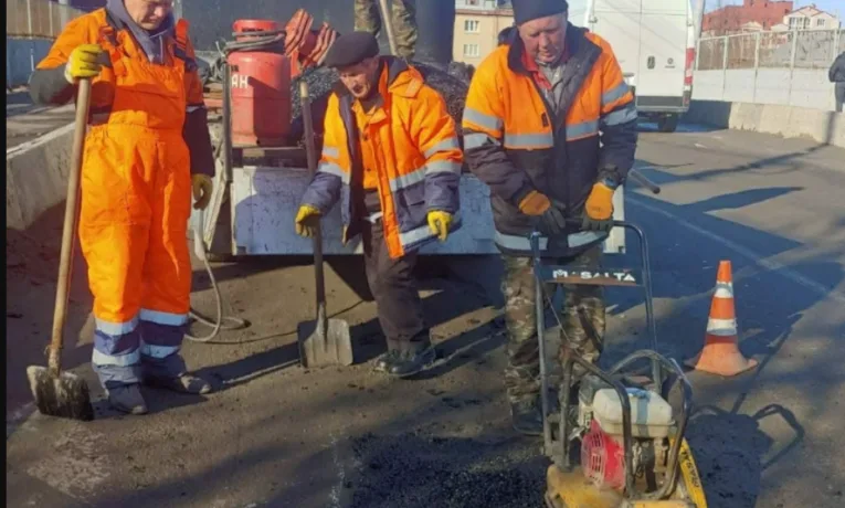 У Тернополі 5 березня латають ями на дорогах