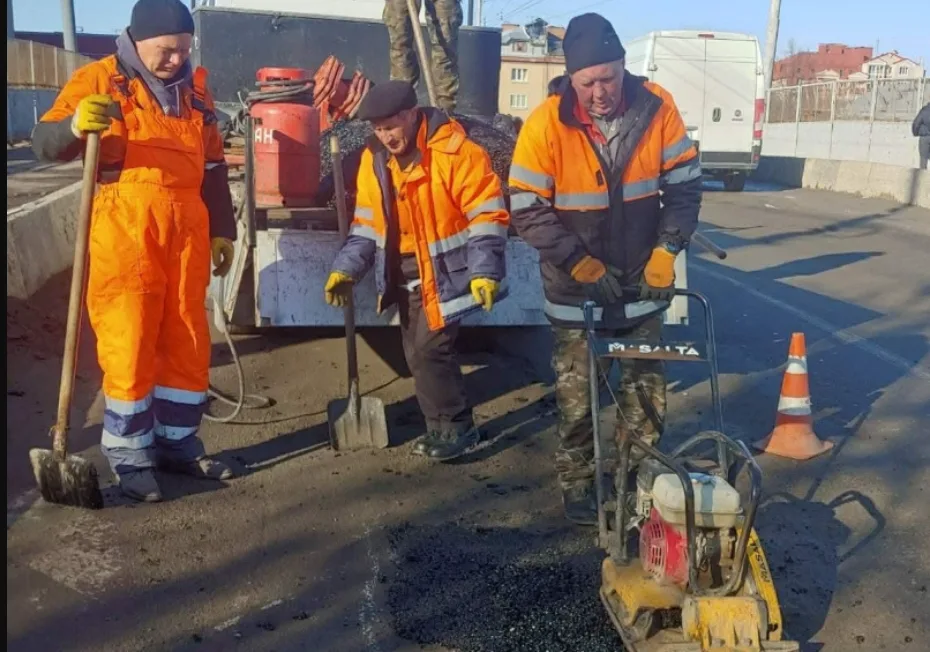 У Тернополі 5 березня латають ями на дорогах