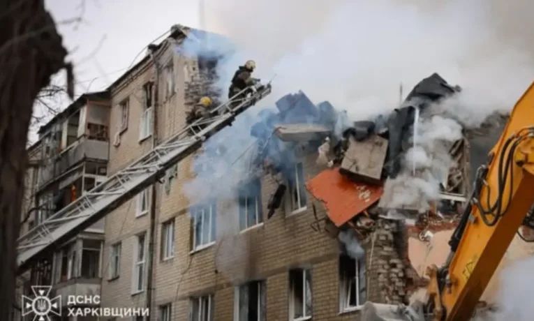 Внаслідок російського ракетного удару зруйновано 5-поверхівку у Харкові: багато загиблих