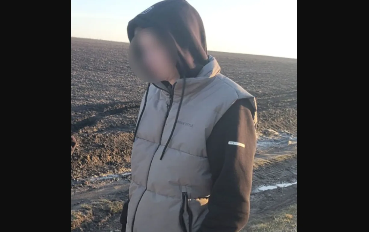 На Кременеччині п'яний водій в’їхав у паркан та пошкодив дві могили