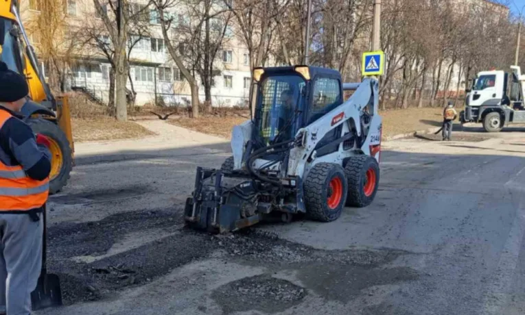 У Тернополі стартував повноцінний ремонт доріг гарячим асфальтом