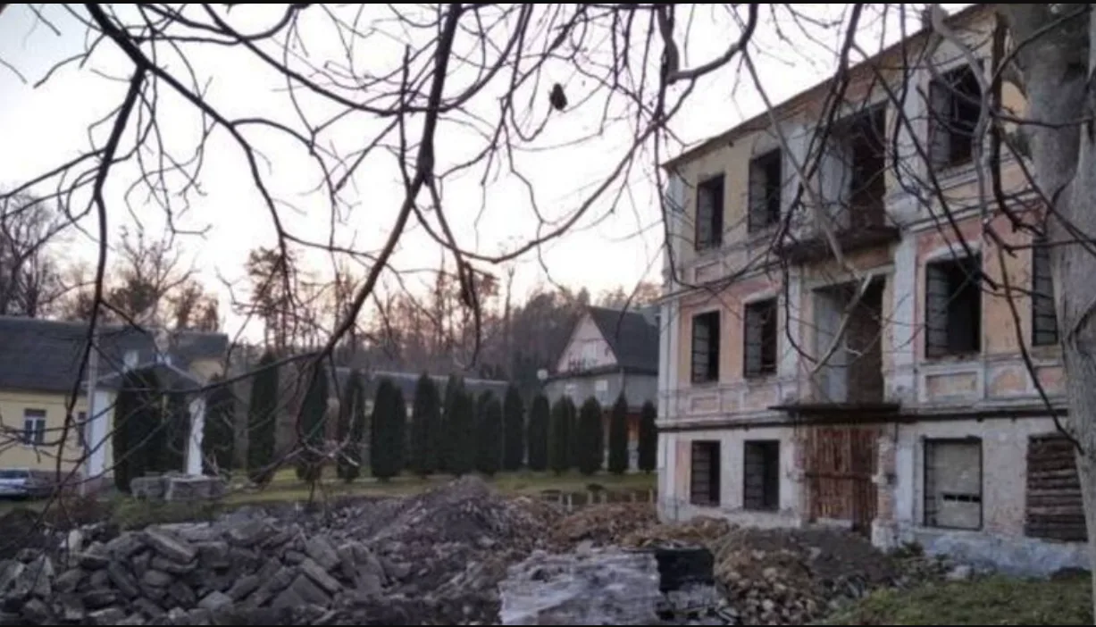 У Кременці приміщення колишньої школи передали місцевій громаді