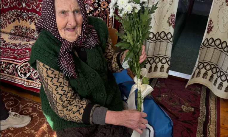 100 років життя і праці: у Бучацькій громаді привітали ювілярку Ганну Шкварок
