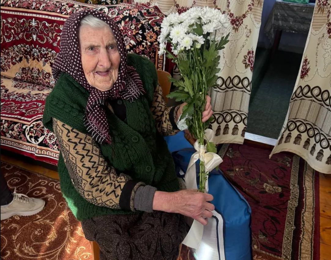 100 років життя і праці: у Бучацькій громаді привітали ювілярку Ганну Шкварок
