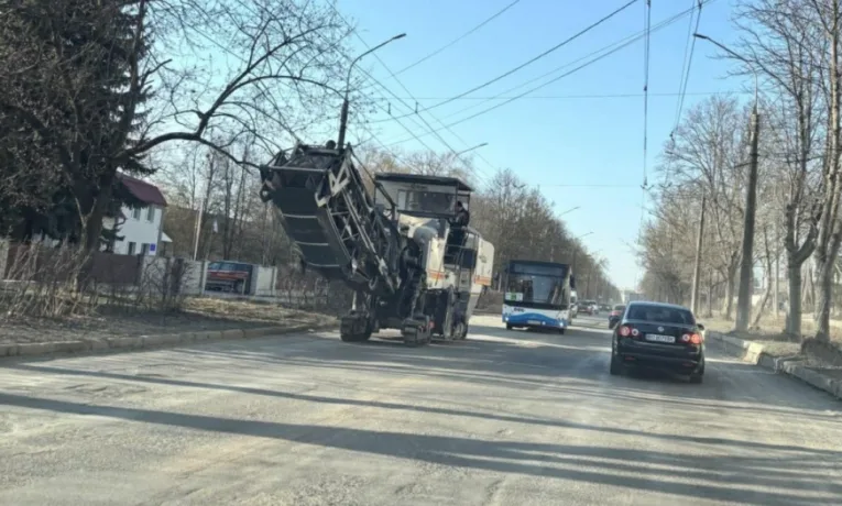 У Тернополі ремонтують дорогу на трьох вулицях