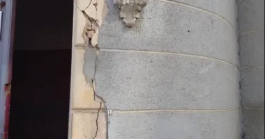 У Бережанах вантажівка врізалася в стіну будівлі: жінка дивом уникнула загибелі