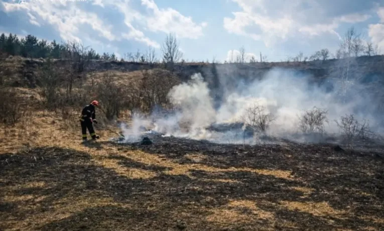 На Тернопільщині загинув чоловік, коли спалював суху траву