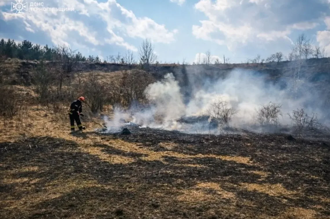 На Тернопільщині загинув чоловік, коли спалював суху траву