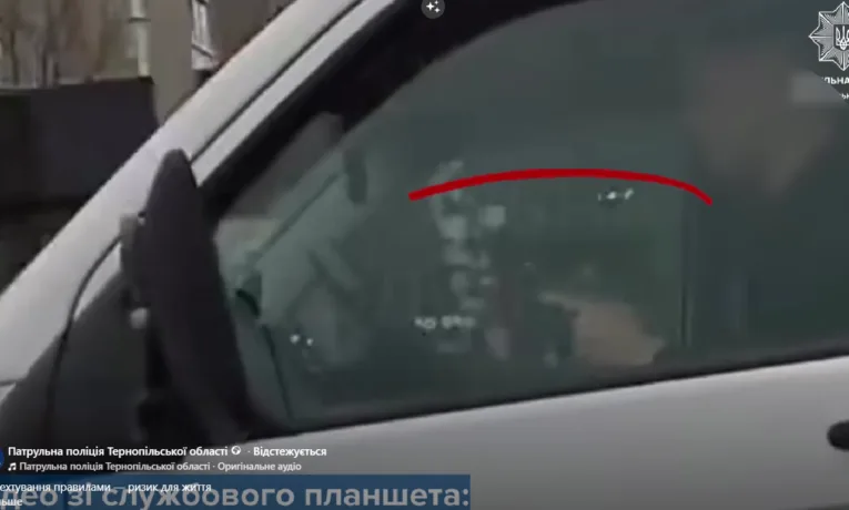 У Тернополі водій їхав із ременем «за спиною» та телефоном у руках